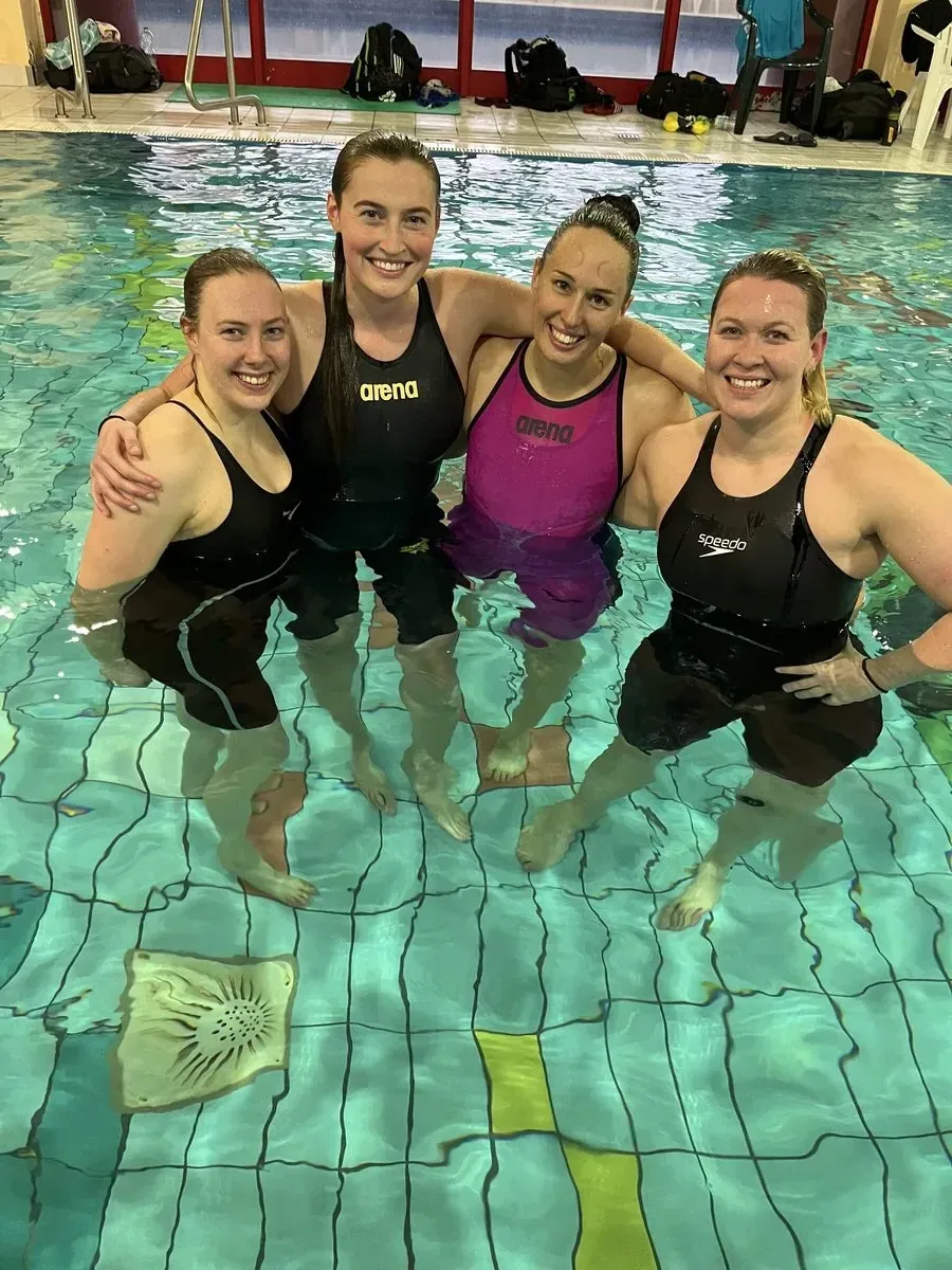 Ann-Kathrin mit Athleten im Wasser